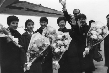 22.01.16 1972 Chinese Women's Team with Derek Tremayne. Copyright The Times.
